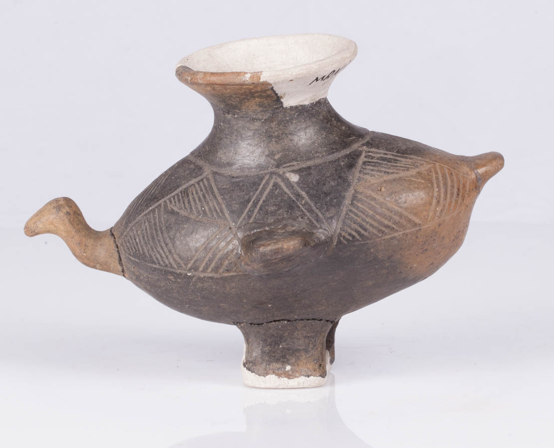 Naczynie ceramiczne koloru ciemnoszarego, z okresu kultury łużyckiej (ok. 1300 r. p.n.e.) w kształci