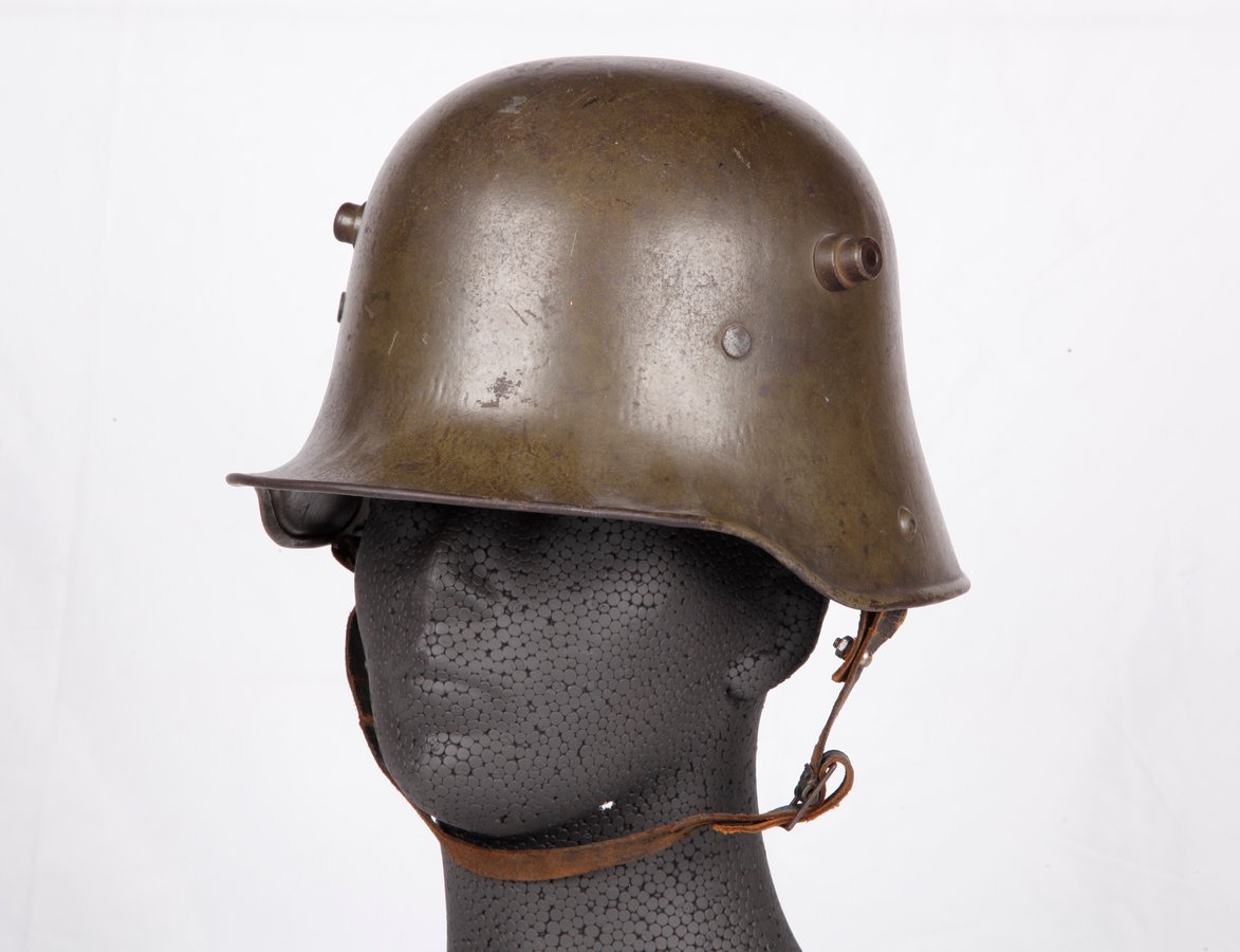 Niemiecki hełm wojskowy z okresu I wojny światowej tzw. stahlhelm M1916. Posiadał wydatny, dobrze ch