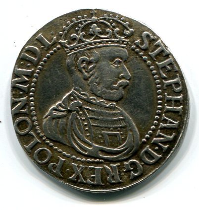Moneta półtalar koronny z popiersiem Stefana Batorego falsyfikat. na awersie widoczna jest postać St