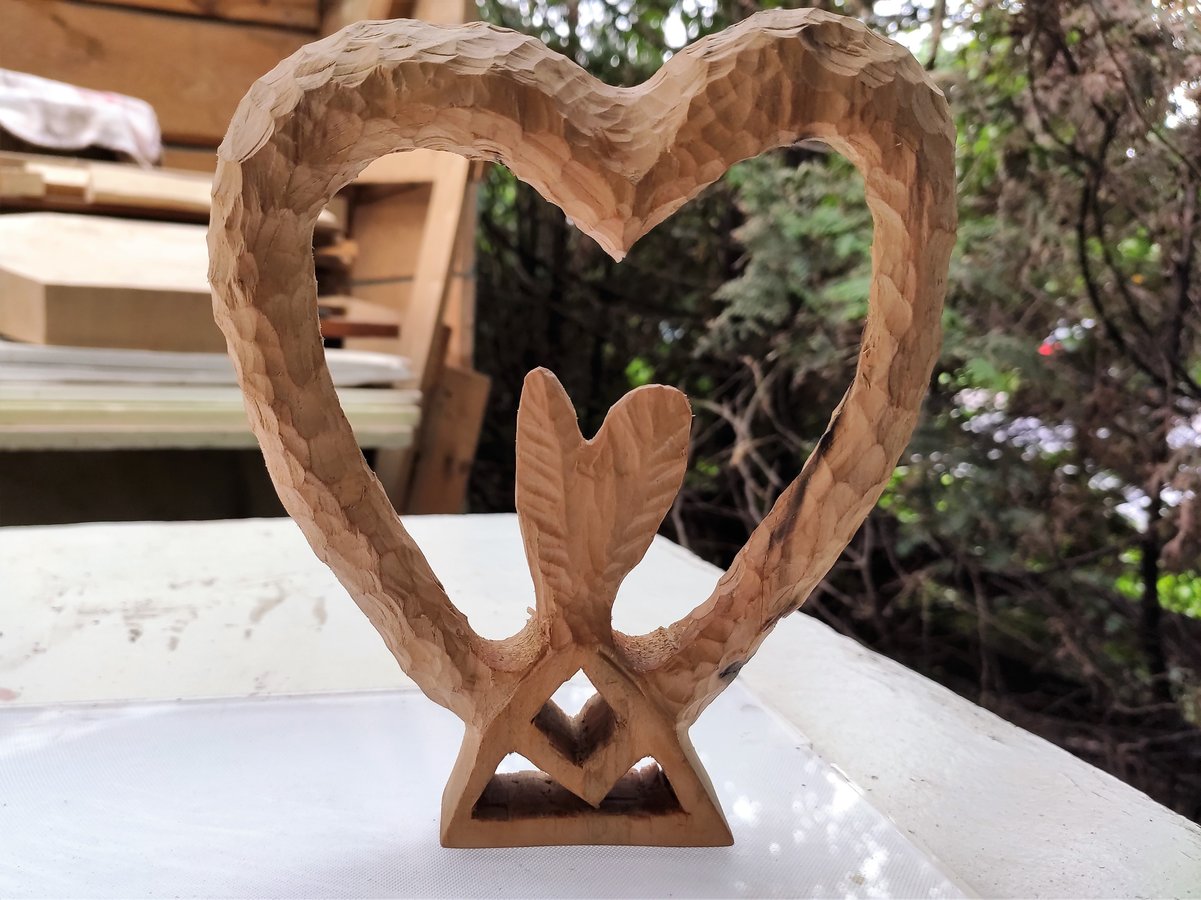Jedna z prac wykonana przez uczestnika warsztatów - drewniane serce otoczone większym sercem z drewn