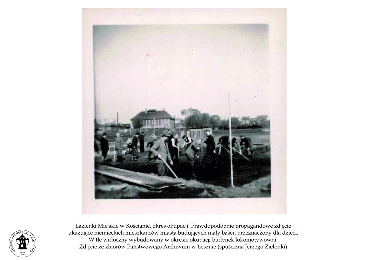 Okres okupacji grupa mężczyzn prowadzi prace ziemne przy basenie miejskim na Łazienkach. W rękach tr
