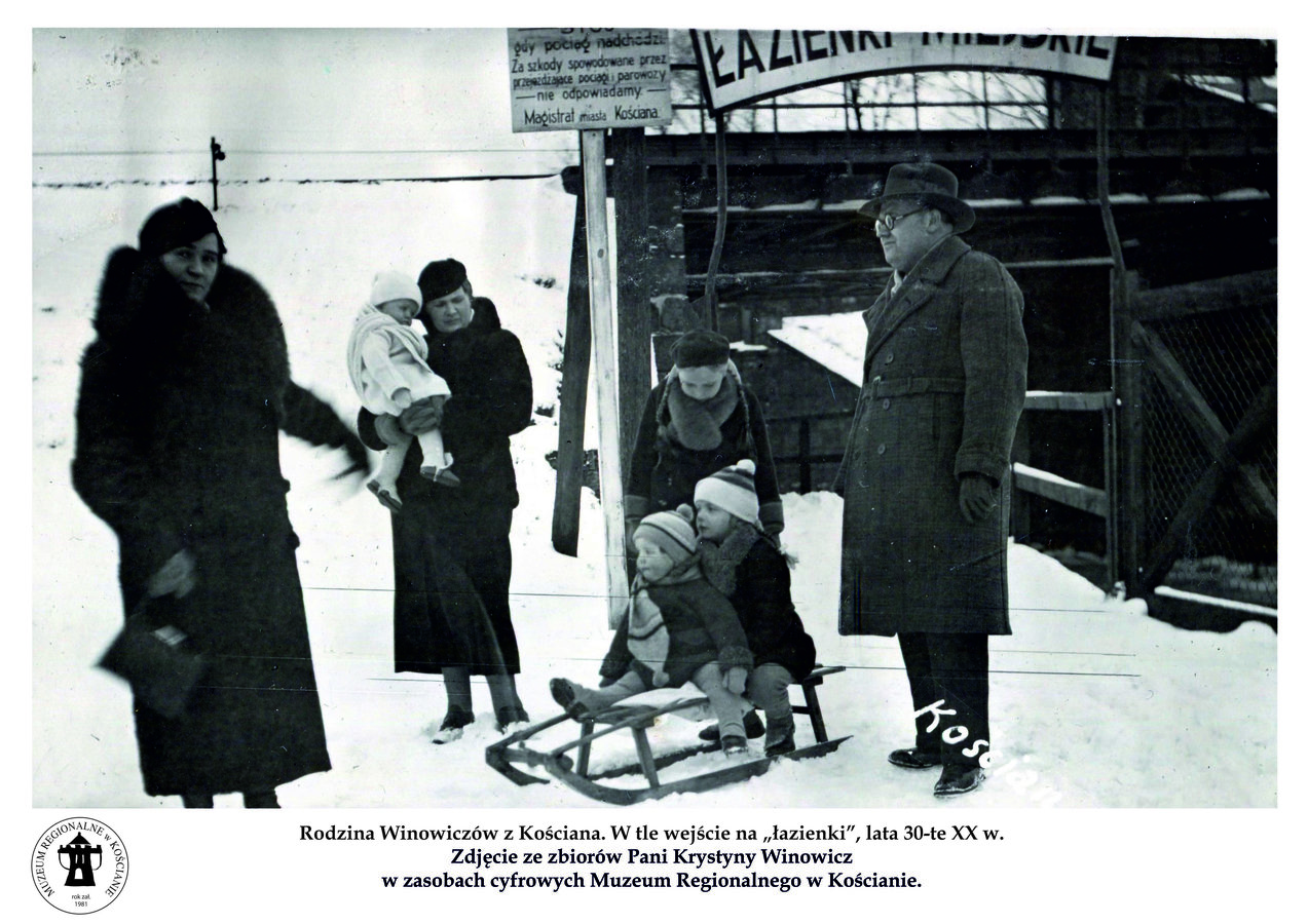 Zima, okres przedwojenny. Na pierwszym planie rodzina Winowiczów z Kościana stoi przed wejściem do Ł