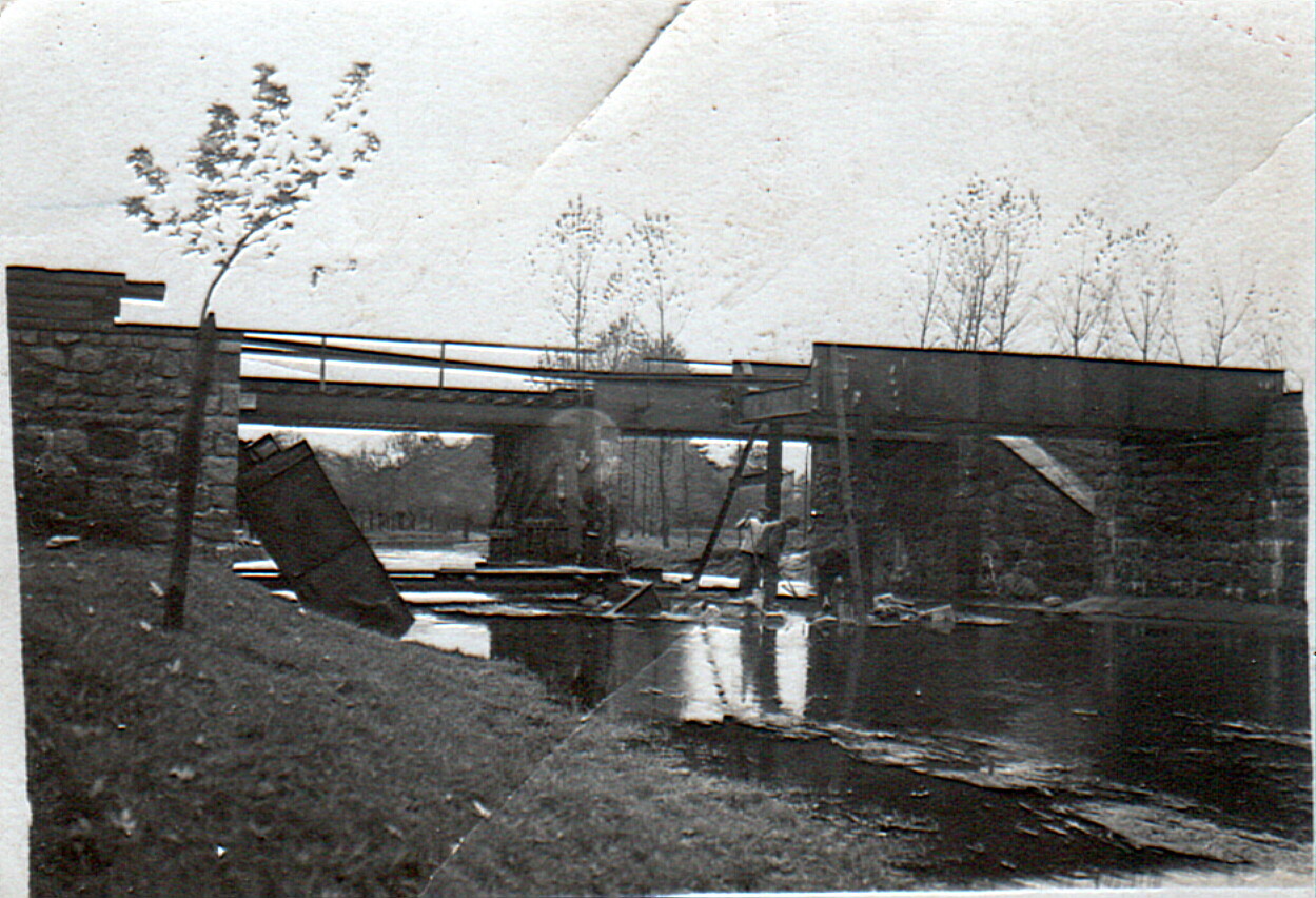 Usuwanie zniszczonych fragmentów mostu na Obrze w 1939 r.