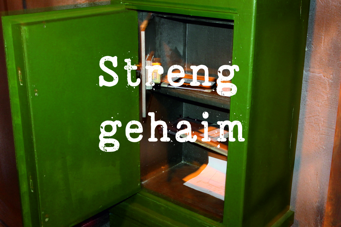 Otwarty sejf w Escape roomie z napisem po niemiecku Streng geheim