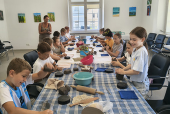 Drugi dzień wakacyjnych warsztatów ceramicznych